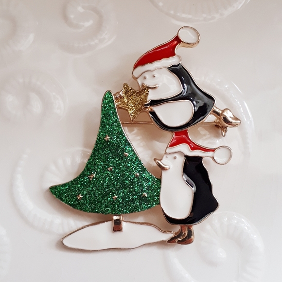 Vintage enamel Christmas tree and penguins brooch - Picture 10 of 10